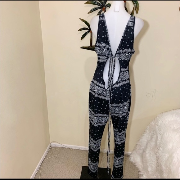 🌻 Blue white boho bandana print open back jumpsuit. Size XL - Picture 3 of 6